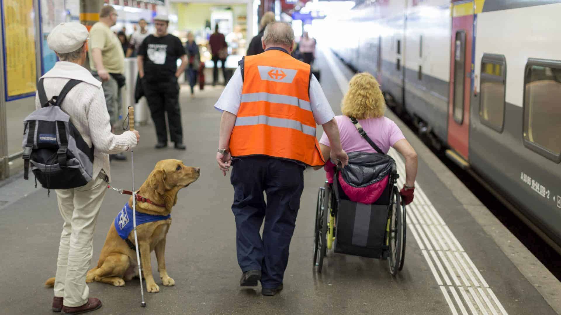 Les collaborateurs des CFF aident les personnes handicapées à la gare