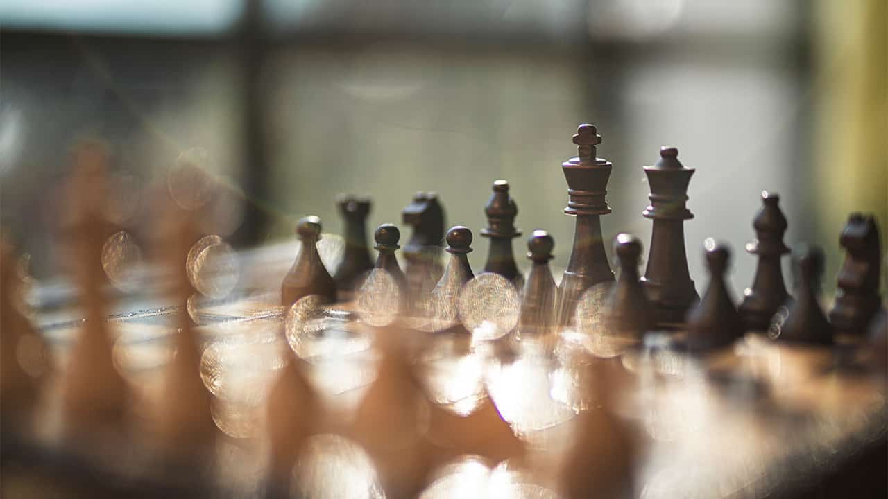 Pièces d'échecs noires sur échiquier